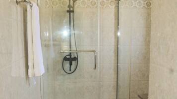 Superior tweepersoonskamer, balkon, uitzicht op meer | Badkamer | Een douche, gratis toiletartikelen, pantoffels, zeep