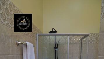 Dusche, kostenlose Toilettenartikel, Hausschuhe, Seife