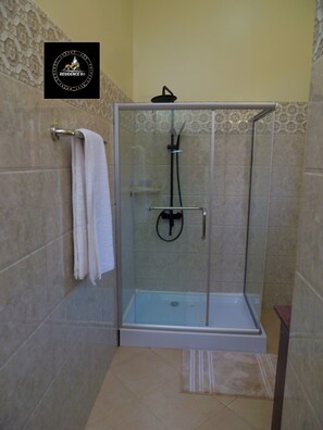 Douche, articles de toilette (gratuits), pantoufles, savon