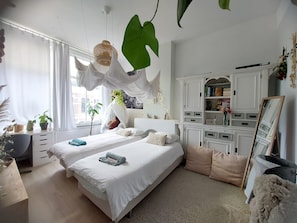 5 bedrooms, WiFi, bed sheets