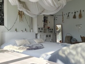 5 bedrooms, WiFi, bed sheets