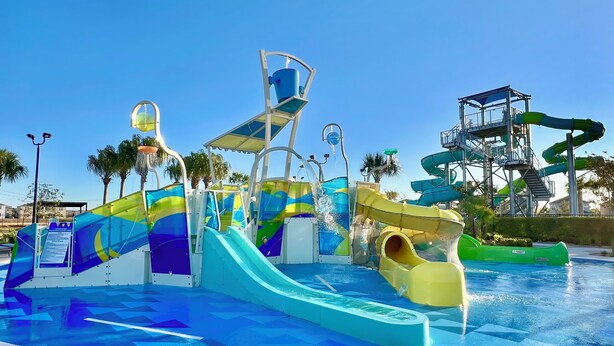Ein Wasserpark mit mehreren Rutschen und Wasserspielen.