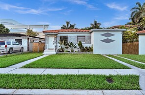 Property grounds - Cozy & peaceful historic Bungalow steps from ballpark (Miami)