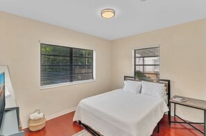 3 bedrooms, iron/ironing board, WiFi, bed sheets - Cozy & peaceful historic Bungalow steps from ballpark (Miami)
