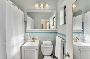 Shower, hair dryer, towels, soap - Cozy & peaceful historic Bungalow steps from ballpark (Miami)