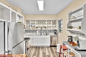 Microwave, oven, stovetop, dishwasher - Cozy & peaceful historic Bungalow steps from ballpark (Miami)