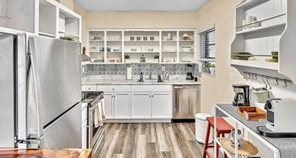 Cozy & peaceful historic Bungalow steps from ballpark