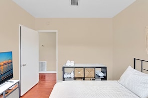 3 habitaciones, tabla de planchar con plancha, wifi y ropa de cama