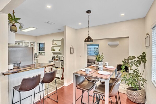 Dining - Cozy & peaceful historic Bungalow steps from ballpark (Miami)