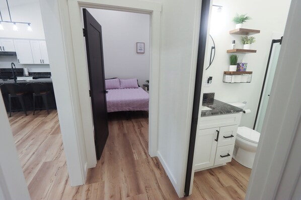 Un apartamento moderno con cocina, comedor, un dormitorio con cama y baño.