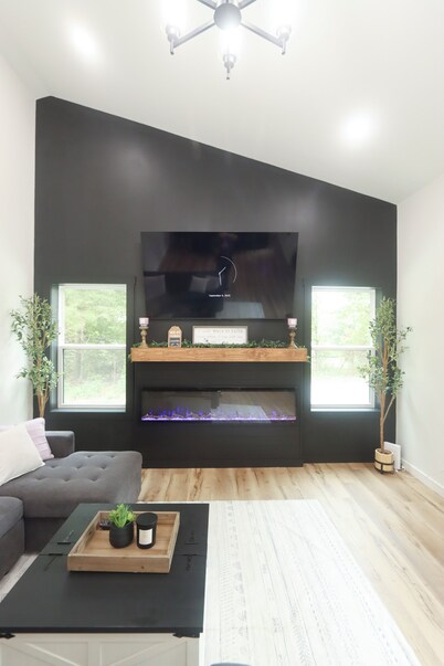 Family-Friendly Cozy Campfire Cabin: Firepit, Full Kitchen & Big Outdoor Space