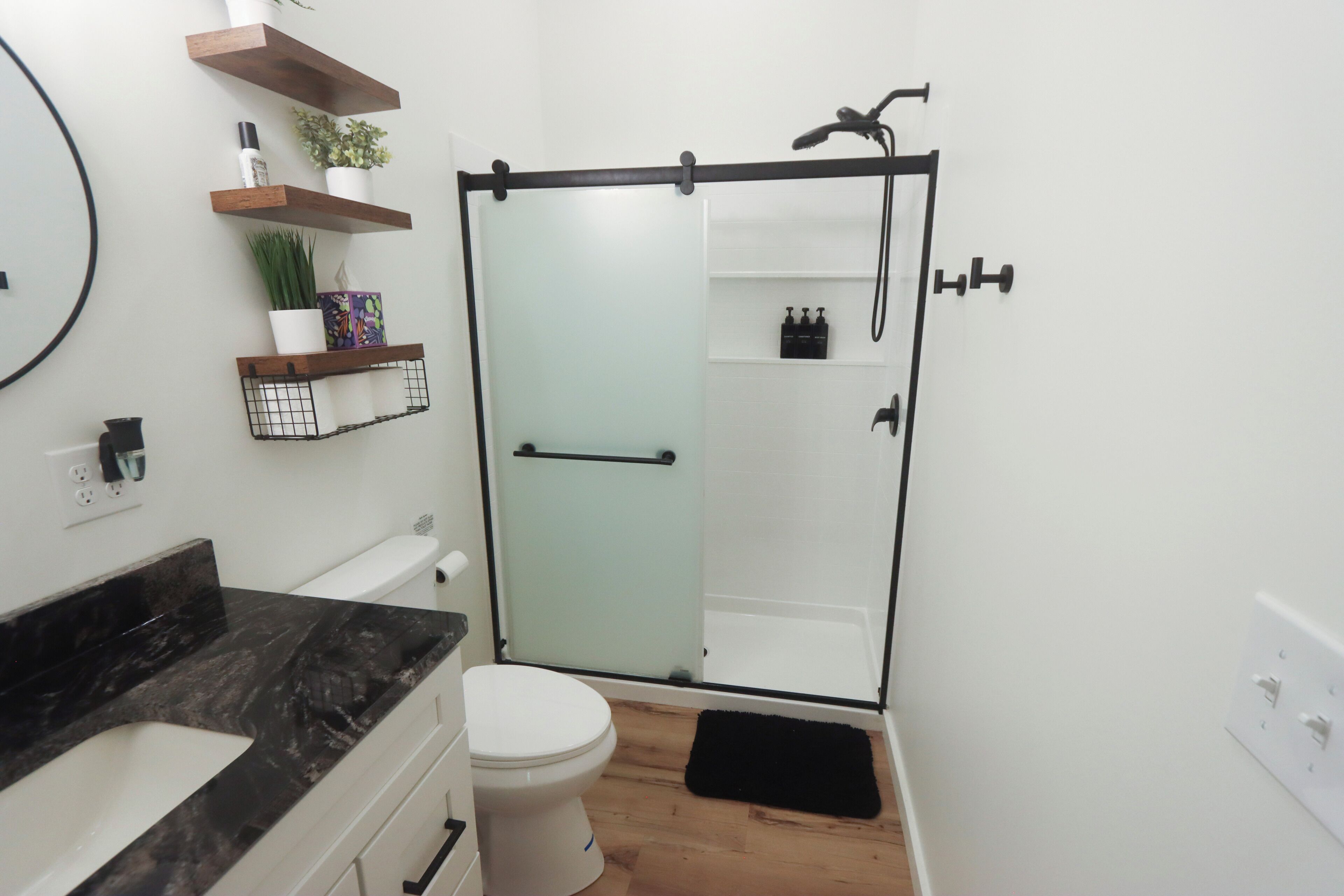 Chuveiro, secador de cabelo, toalhas de banho, sabonete