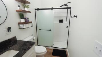 Suihku, hiustenkuivaaja, pyyhkeet, saippua