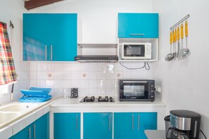 Kühlschrank, Mikrowelle, Ofen, Wasserkocher mit Kaffee-/Teezubehör