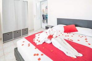 2 chambres, fer et planche à repasser, Wi-Fi gratuit, draps fournis