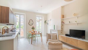 A modern kitchen with a dining area, a TV, and a fireplace. - Monte Bello - Charmant Appt 2 personnes (Marseille)