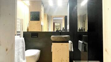 Haartrockner, Handtücher, Seife, Toilettenpapier
