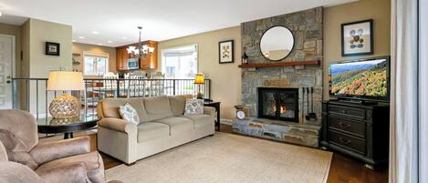 Fernseher, Kamin, Tischtennisplatte, Bücher