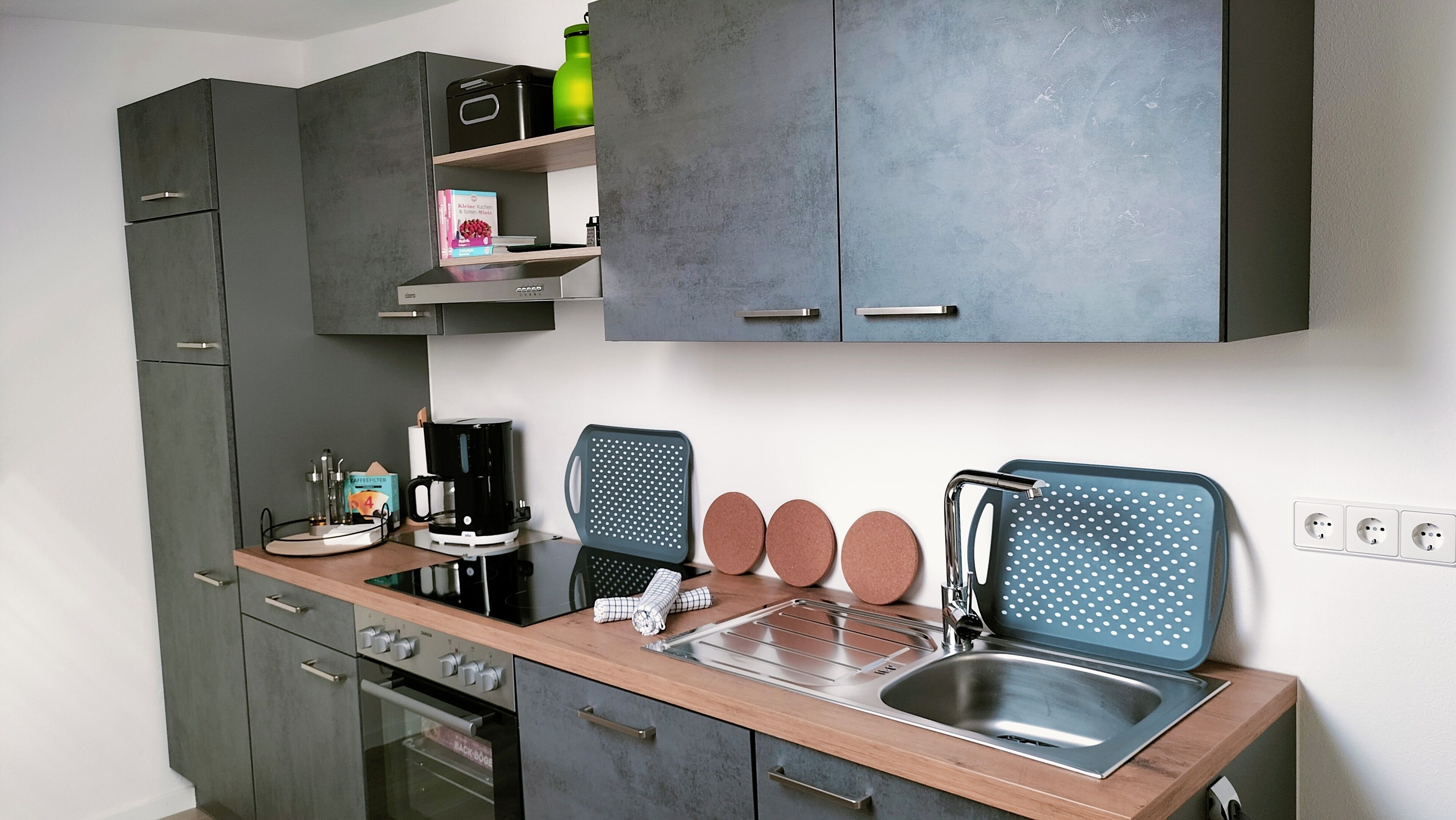 Réfrigérateur, plaque de cuisson, lave-vaisselle, cafetière/bouilloire