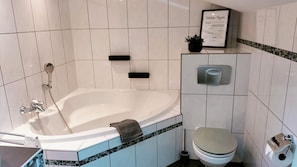 Haartrockner, Handtücher, Seife, Toilettenpapier
