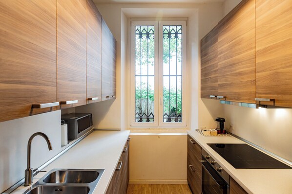 Fridge, microwave, oven, stovetop