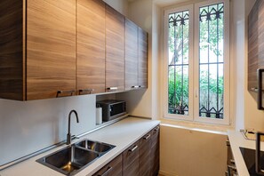 Fridge, microwave, oven, stovetop - Majella6 Nice and quiet home in Loreto by Hospity (Milan)