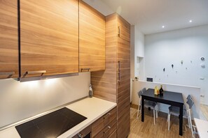 Fridge, microwave, oven, stovetop - Majella6 Nice and quiet home in Loreto by Hospity (Milan)