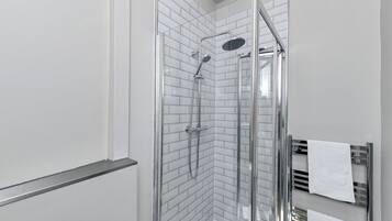 Apartment, 1 Double Bed with Sofa bed, Non Smoking, Kitchen | Bathroom | Shower, free toiletries, hair dryer, towels