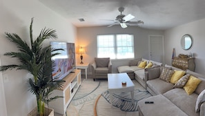 Smart TV - Direct Gulf Access Waterfront Charming Home. Best fishing and location. (Bokeelia)