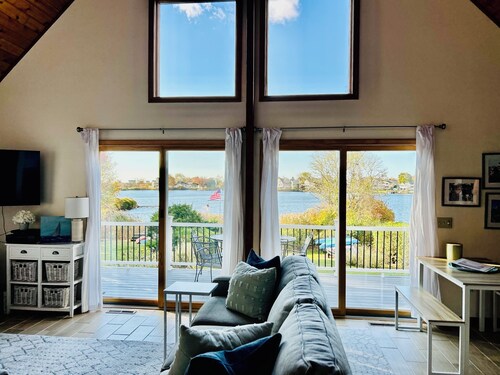 Serene Waterfront 3-BR house with Loft, 1 mile walk to Charlestown beach