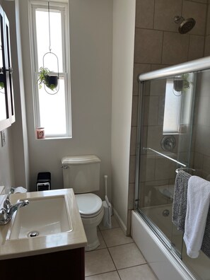 Haartrockner, Handtücher, Seife, Toilettenpapier