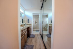 Douche, sèche-cheveux, serviettes fournies, savon
