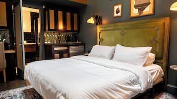 Luxury Studio Suite, 1 King Bed, Non Smoking, City View | Egyptian cotton sheets, premium bedding, in-room safe