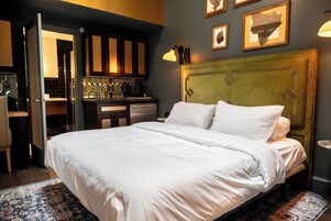 Luxury Studio Suite, 1 King Bed, Non Smoking, City View | Egyptian cotton sheets, premium bedding, in-room safe