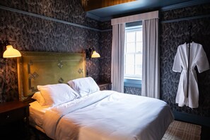 Luxury Studio Suite, 1 King Bed, Non Smoking, City View | Egyptian cotton sheets, premium bedding, in-room safe - The Gas Lamp Hotel (Philadelphia)