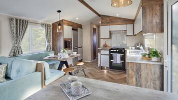 Deluxe Mobile Home | Private kitchen | Fridge, microwave, oven, stovetop