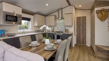 Luxury Mobile Home | Private kitchen | Fridge, microwave, oven, stovetop