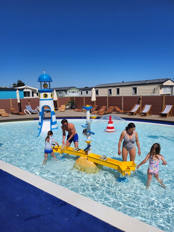 Piscine couverte, piscine extérieure (ouverte en saison)