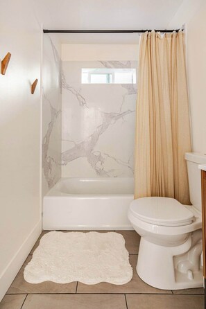 Serviettes fournies, savon, papier toilette