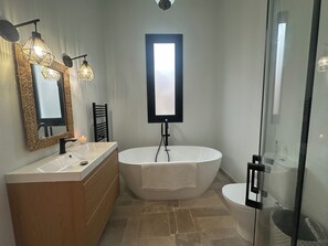 Douche, sèche-cheveux, serviettes fournies, savon