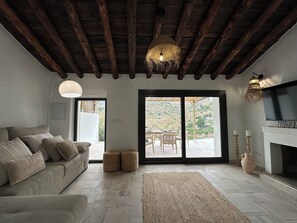 Smart TV, fireplace