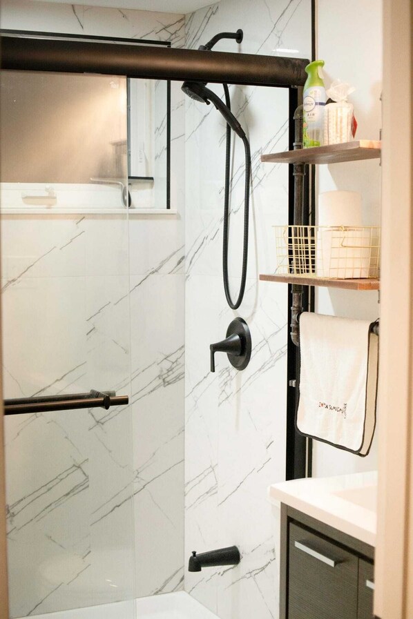 Hair dryer, towels, soap, toilet paper - Ideal for long stays, Near/airport GYM-Parking. (Toronto)