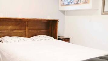 2 bedrooms, iron/ironing board, WiFi