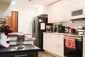 Microwave, oven, stovetop - Ideal for long stays, Near/airport GYM-Parking. (Toronto)