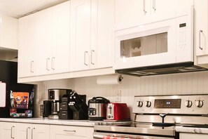 Four à micro-ondes, un four, surface de cuisson