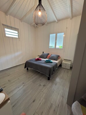 4 bedrooms, iron/ironing board, Internet, bed sheets