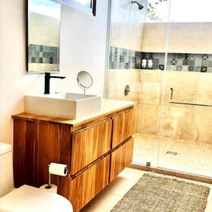 Dusche, HandtĂŒcher, Seife, Toilettenpapier
