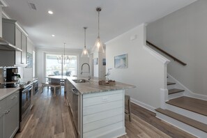 Jääkaappi, mikroaaltouuni, uuni, liesi