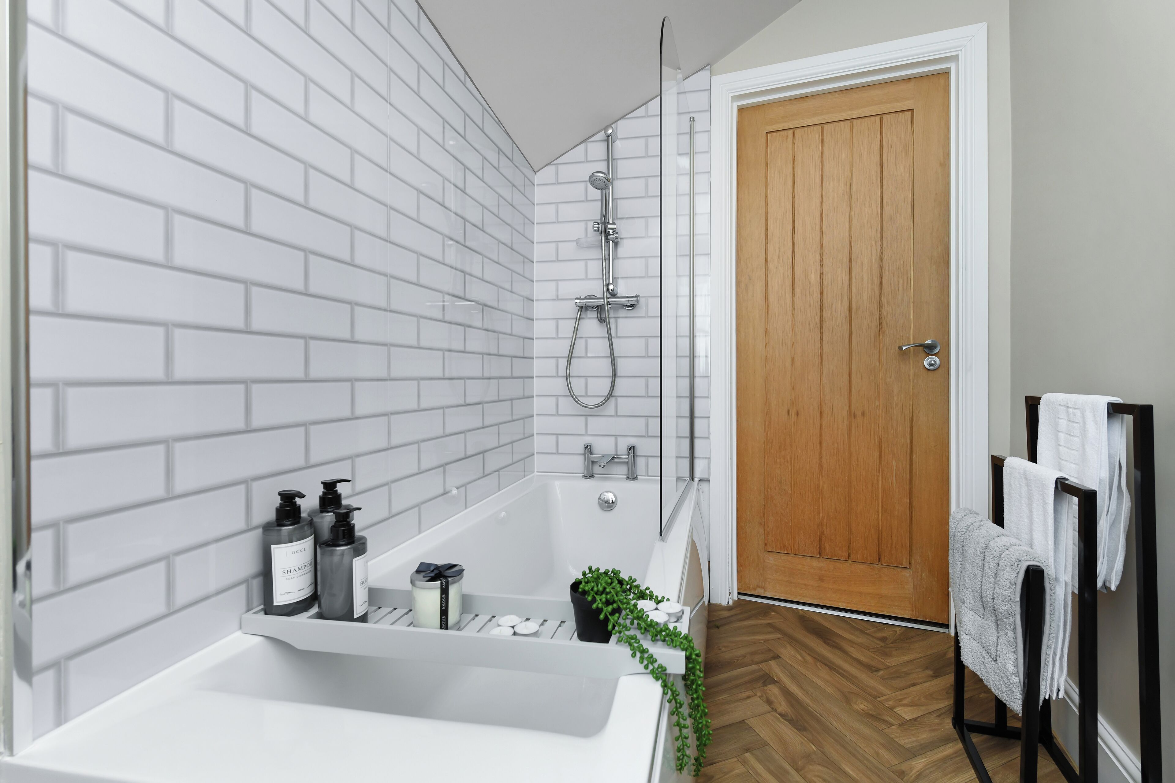 Apartment | Bathroom | Combined shower/tub, free toiletries, hair dryer, soap