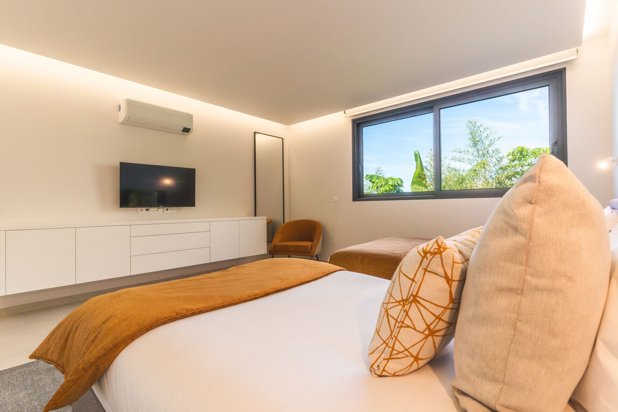 4 bedrooms, desk, iron/ironing board, travel crib